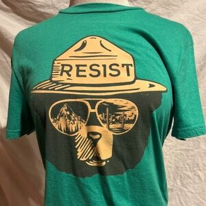 Alt National Parks resist bear t-shirt, S